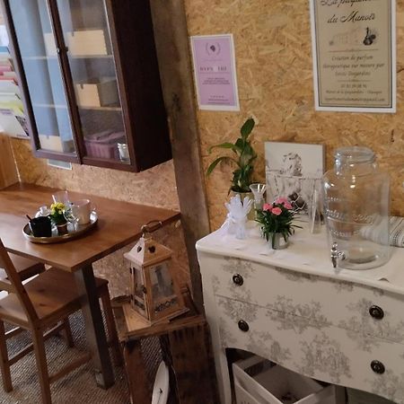 Le Laboratoire Shabby Chic De La Parfumerie Du Manoir Chavagne Exterior foto